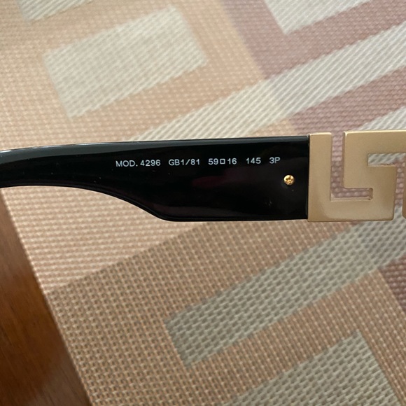 VERSACE Sunglasses! Uni-sex - Picture 4 of 5